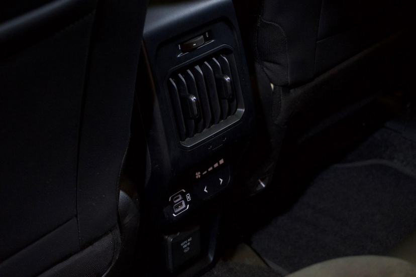 Foto do veículo JEEP COMMANDER  BLACK HURRICANE 2.0 4X4 TB AUT 2025 14.789 KM 229.900,00
