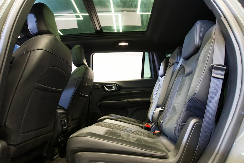 Foto do veículo JEEP COMMANDER  BLACK HURRICANE 2.0 4X4 TB AUT 2025 14.789 KM 229.900,00