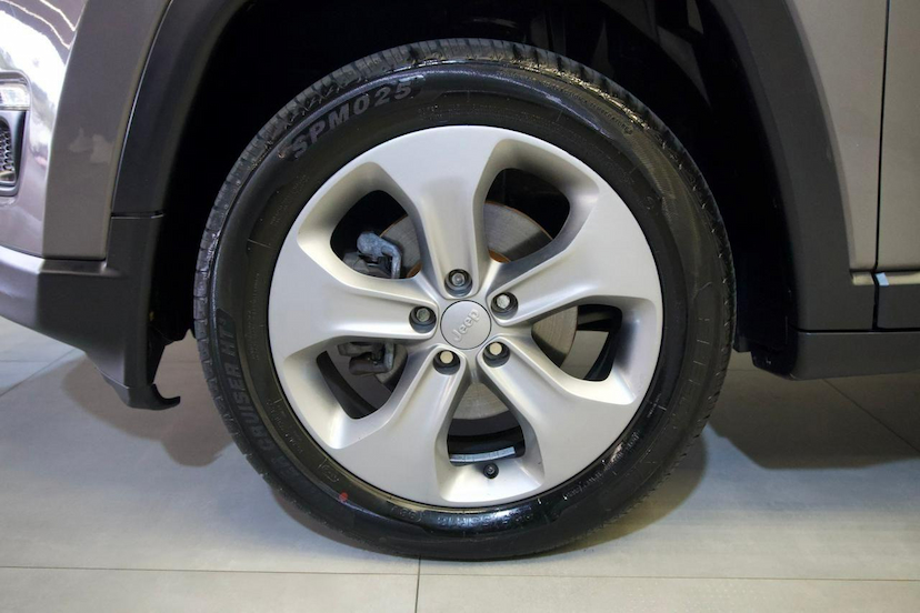 Foto do veículo JEEP COMPASS  LONGITUDE 2.0 FLEX 16V AUT 2018 95.600 KM 87.900,00
