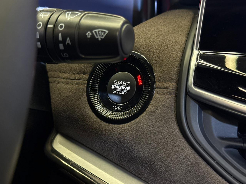 Foto do veículo JEEP COMMANDER  OVERLAND TD380 4X4 TURBO DIESEL 2025 27.445 KM 218.900,00