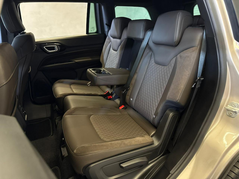 Foto do veículo JEEP COMMANDER  OVERLAND TD380 4X4 TURBO DIESEL 2025 27.445 KM 218.900,00