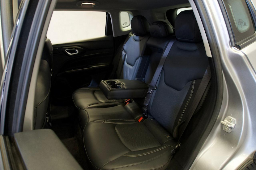 Foto do veículo JEEP COMPASS  LONG TF 2023 13.779 KM 135.900,00