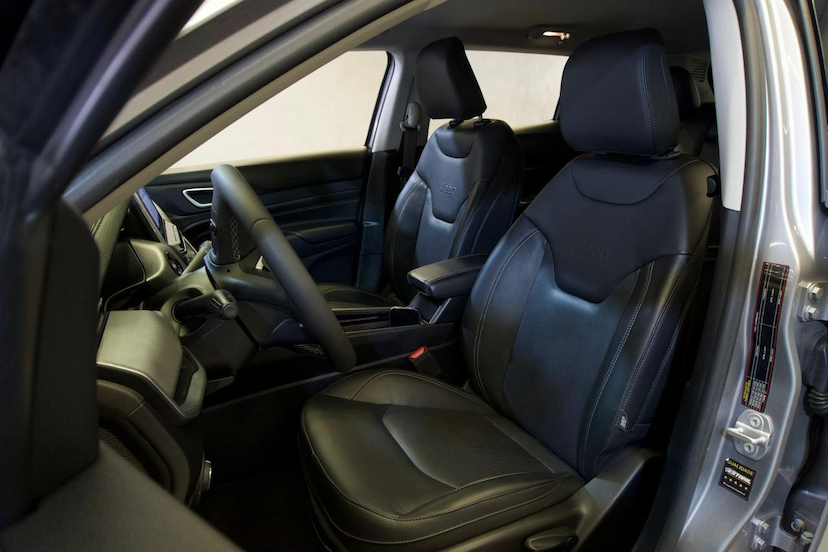 Foto do veículo JEEP COMPASS  LONG TF 2023 13.779 KM 135.900,00
