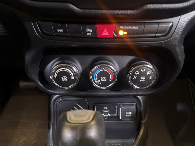 Foto do veículo JEEP RENEGADE  SPORT 1.8 FLEX AUT 2017 124.350 KM 65.900,00