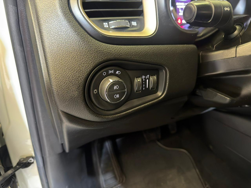 Foto do veículo JEEP RENEGADE  SPORT 1.8 FLEX AUT 2017 124.350 KM 65.900,00