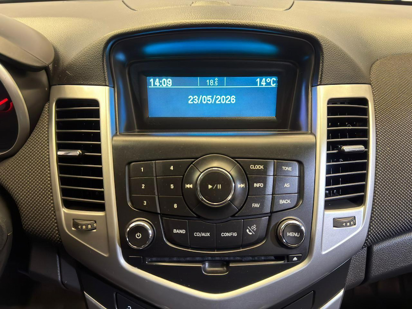 Foto do veículo CHEVROLET CRUZE  1.8 LT 16V FLEX 4P MANUAL 2014 121.499 KM 60.900,00