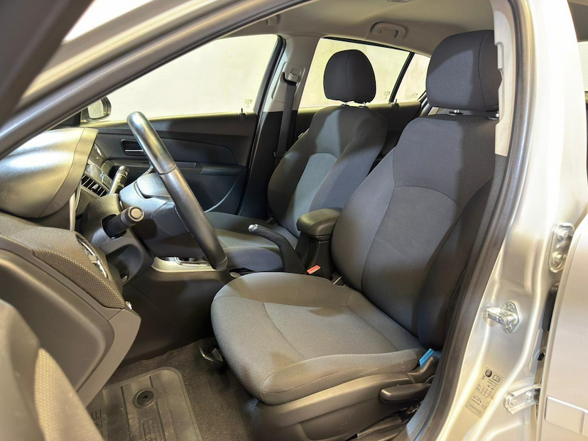 Foto do veículo CHEVROLET CRUZE  1.8 LT 16V FLEX 4P MANUAL 2014 121.499 KM 60.900,00