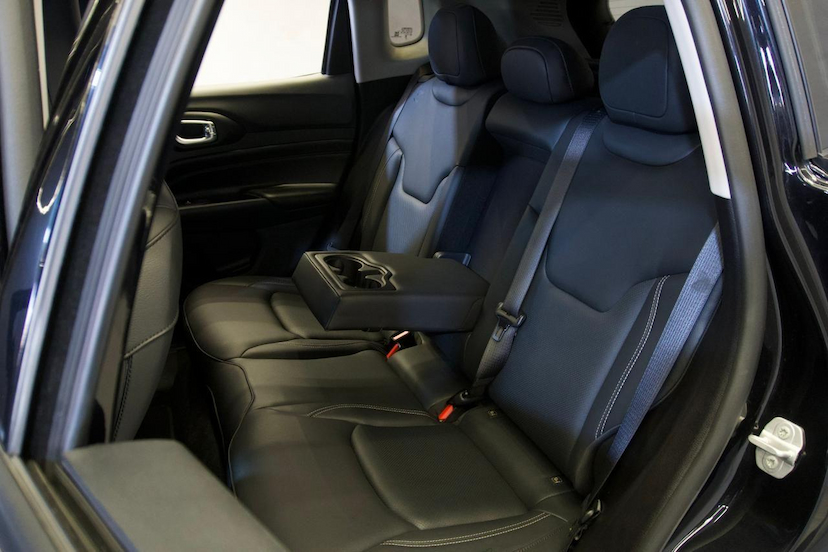 Foto do veículo JEEP COMPASS  LONG. NIG. EAGLE 1.3 4X2 FLEX AUT. 2025 5.343 KM 162.900,00