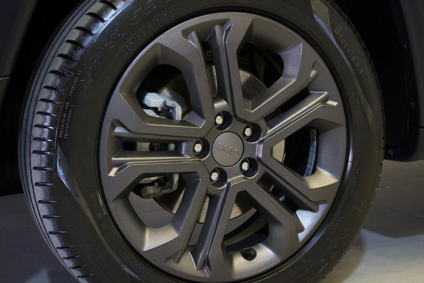 Foto do veículo JEEP COMPASS  LONG. NIG. EAGLE 1.3 4X2 FLEX AUT. 2025 5.343 KM 162.900,00