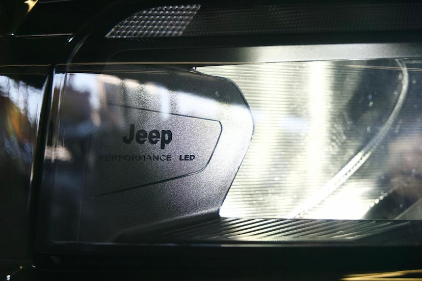 Foto do veículo JEEP COMMANDER  BLACK HURRICANE 2.0 4X4 TB AUT 2025 7.942 KM 235.900,00