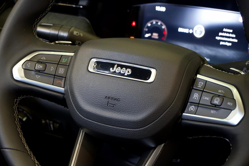 Foto do veículo JEEP COMMANDER  BLACK HURRICANE 2.0 4X4 TB AUT 2025 7.942 KM 235.900,00