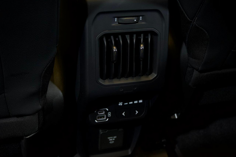 Foto do veículo JEEP COMMANDER  BLACK HURRICANE 2.0 4X4 TB AUT 2025 7.942 KM 235.900,00