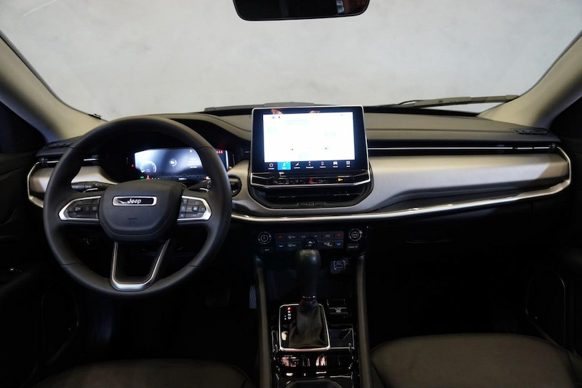 Foto do veículo JEEP COMPASS  LONGITUDE T270 TURBO FLEX AUT. 2025 10.329 KM 146.900,00