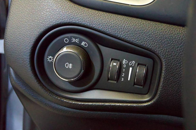 Foto do veículo JEEP RENEGADE  1.8 4X2 FLEX 16V AUT. 2019 57.040 KM 74.900,00