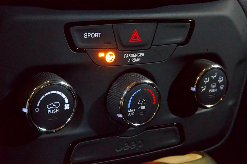 Foto do veículo JEEP RENEGADE  1.8 4X2 FLEX 16V AUT. 2019 57.040 KM 74.900,00