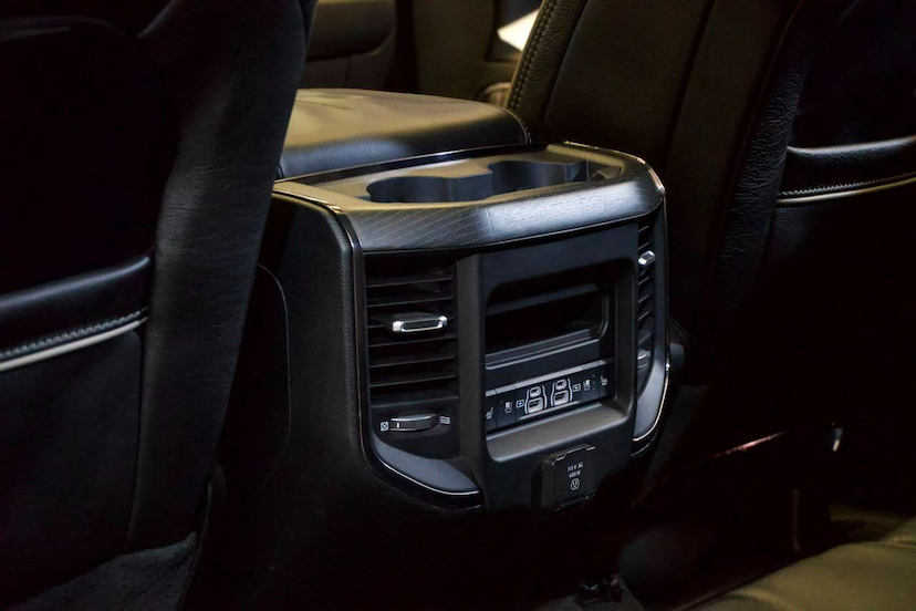 Foto do veículo RAM 1500  LIMITED NIGHT EDITION 5.7 4X4 AUT. 2024 28.938 KM 462.900,00