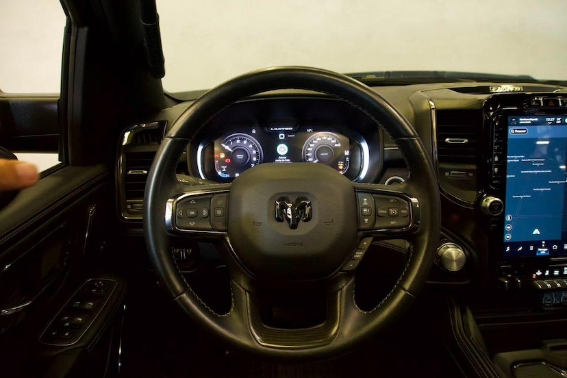Foto do veículo RAM 1500  LIMITED NIGHT EDITION 5.7 4X4 AUT. 2024 28.938 KM 462.900,00