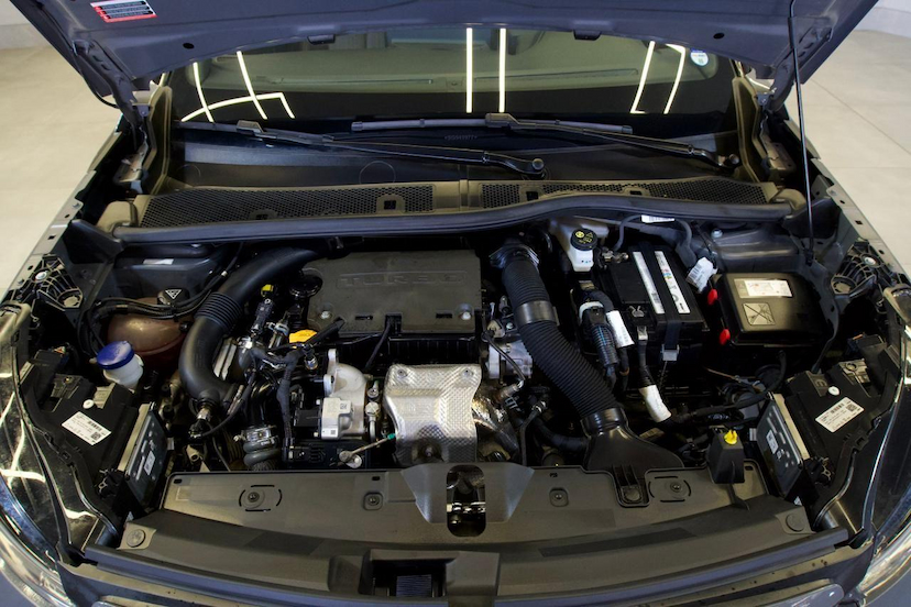 Foto do veículo PEUGEOT 2008  GT T200 2025 24.359 KM 136.900,00