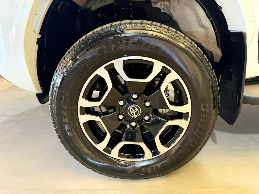 Foto do veículo TOYOTA HILUX  CD SRX PLUS 4X4 2.8 TDI DIE. AUT. 2024 35.881 KM 289.900,00