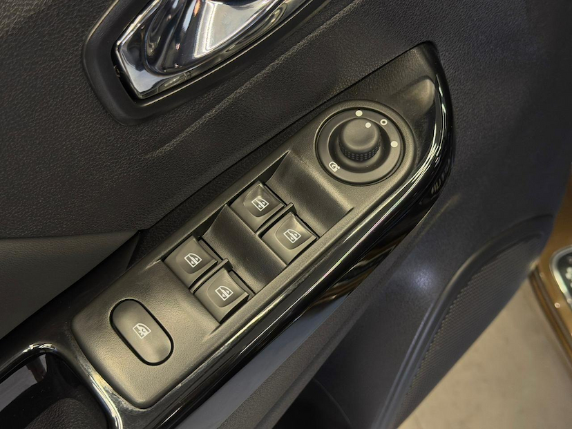 Foto do veículo RENAULT CAPTUR  INTENSE 1.6 16V FLEX 5P AUT 2018 81.004 KM 74.900,00