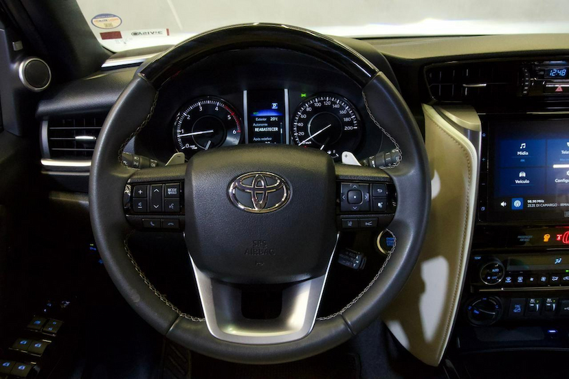 Foto do veículo TOYOTA HILUX SW4  DSL 4X4 SRX DIAMOND AT 7S 2024 63.757 KM 345.900,00