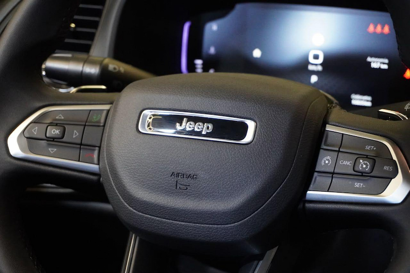 Foto do veículo JEEP RENEGADE  LONGITUDE NIGHT EAGLE 1.3 TB FLEX AUT 2025 10.739 KM 128.900,00