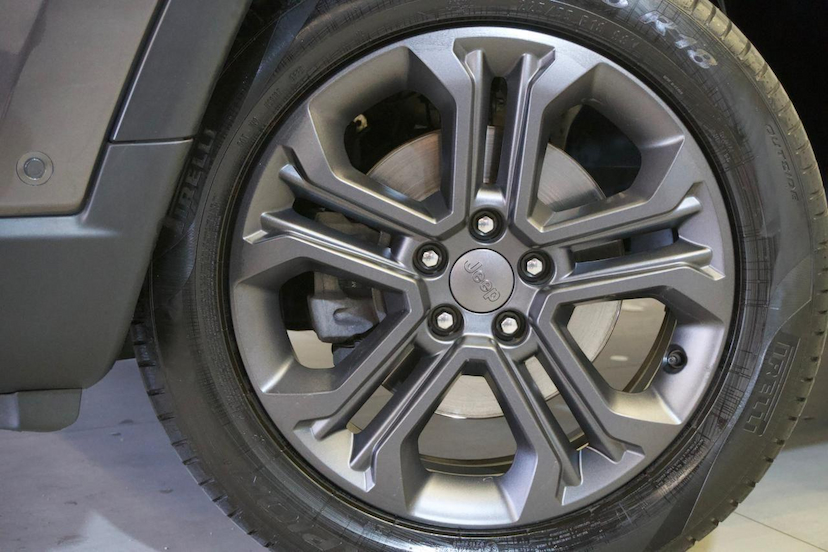 Foto do veículo JEEP COMPASS  LONG. NIG. EAGLE 1.3 4X2 FLEX AUT. 2025 12.632 KM 158.900,00