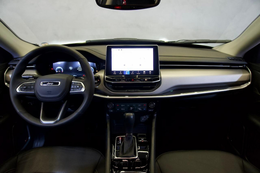 Foto do veículo JEEP COMPASS  LONG. NIG. EAGLE 1.3 4X2 FLEX AUT. 2025 12.632 KM 158.900,00
