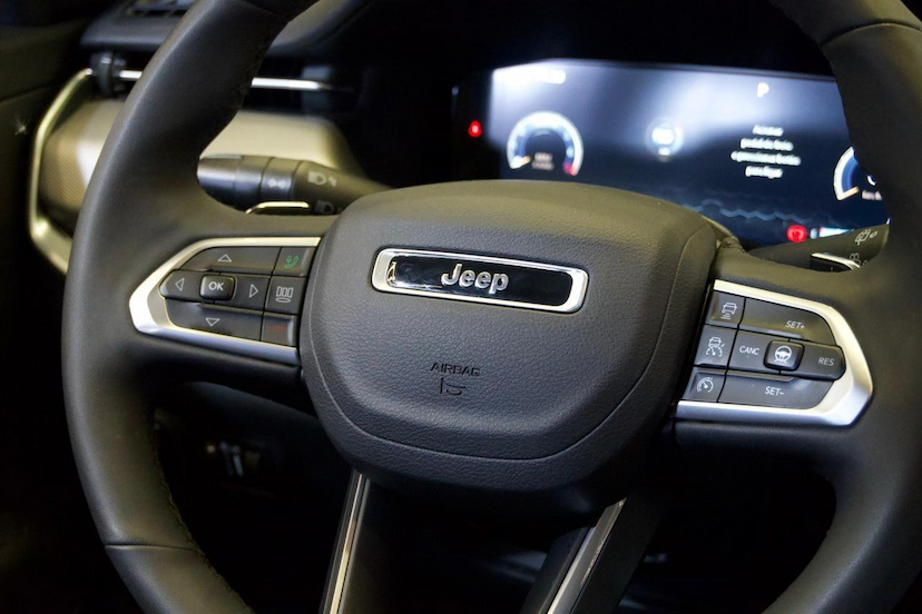 Foto do veículo JEEP COMPASS  LONG. NIG. EAGLE 1.3 4X2 FLEX AUT. 2025 12.632 KM 158.900,00