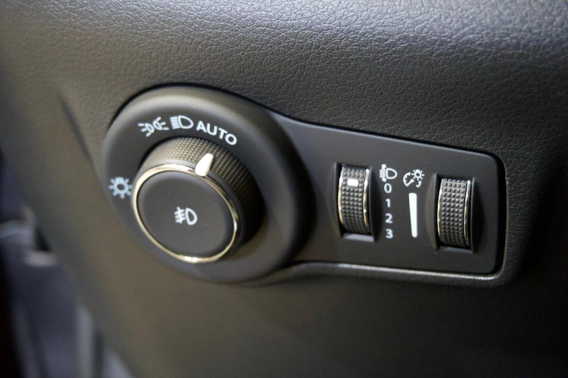 Foto do veículo JEEP COMPASS  LONG. NIG. EAGLE 1.3 4X2 FLEX AUT. 2025 12.632 KM 158.900,00