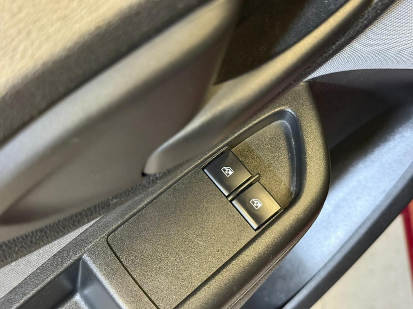 Foto do veículo CHEVROLET ONIX  1.0MT LT 2018 98.500 KM 54.900,00
