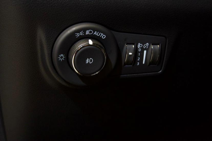 Foto do veículo JEEP COMPASS  LIMITED 2.0 4X4 DIESEL 16V AUT. 2023 26.368 KM 162.900,00