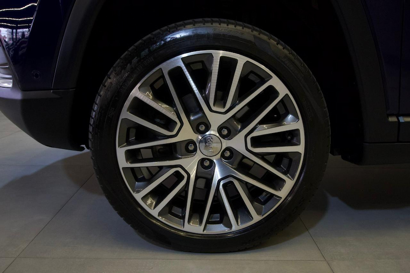 Foto do veículo JEEP COMPASS  LIMITED 2.0 4X4 DIESEL 16V AUT. 2023 26.368 KM 162.900,00
