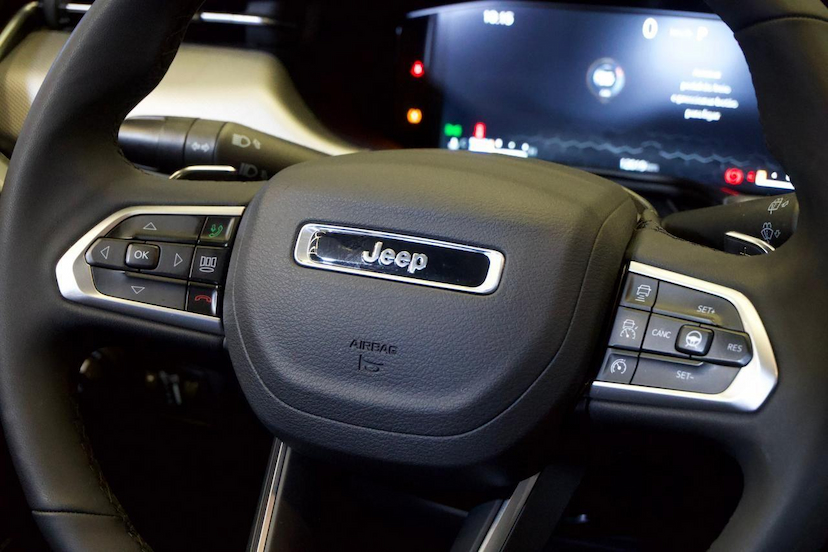Foto do veículo JEEP COMPASS  LON NIG. EAGLE 1.3 4X2 FLEX AUT. 2025 11.979 KM 159.900,00