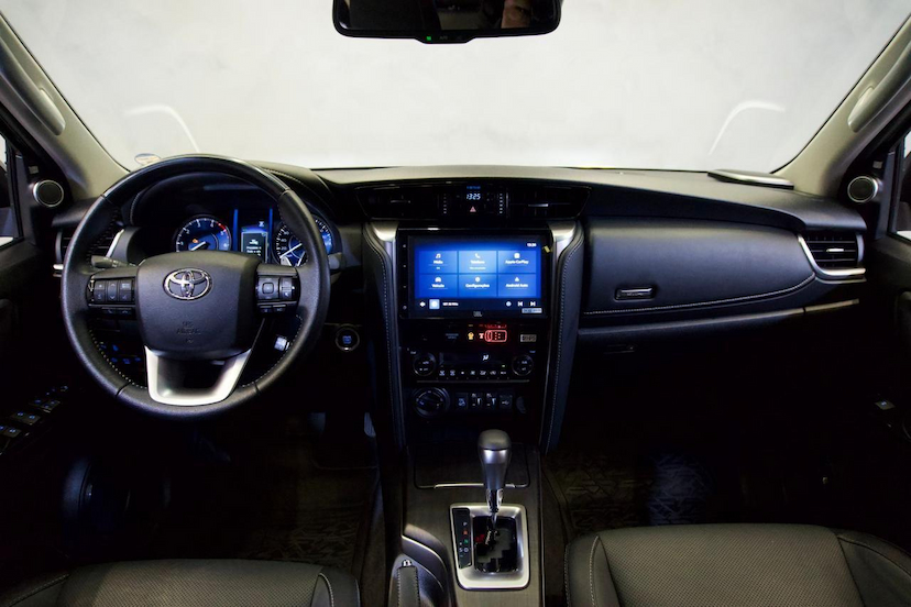 Foto do veículo TOYOTA HILUX  SW4 SRX PLAT. 4X4 2.8 TB DIE. AUT. 2024 31.665 KM 345.900,00