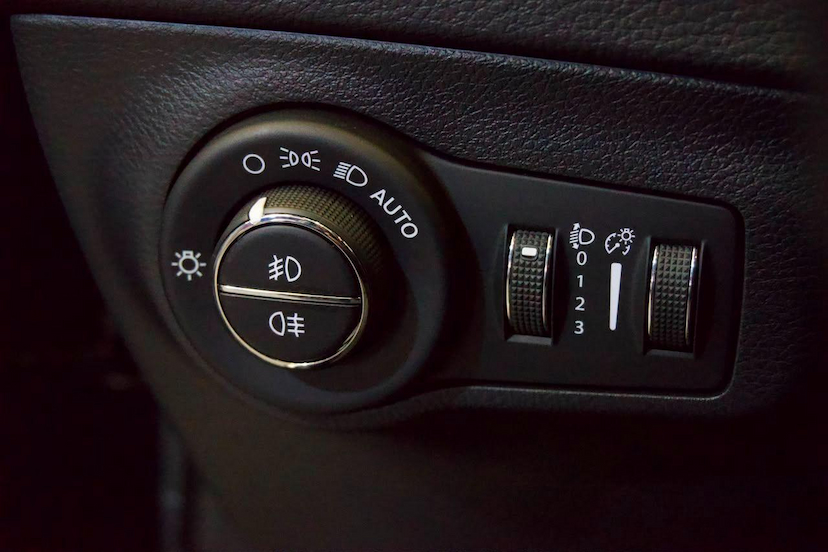 Foto do veículo JEEP COMPASS  LIMITED 2.0 4X2 FLEX 16V AUT 2021 60.400 KM 112.900,00
