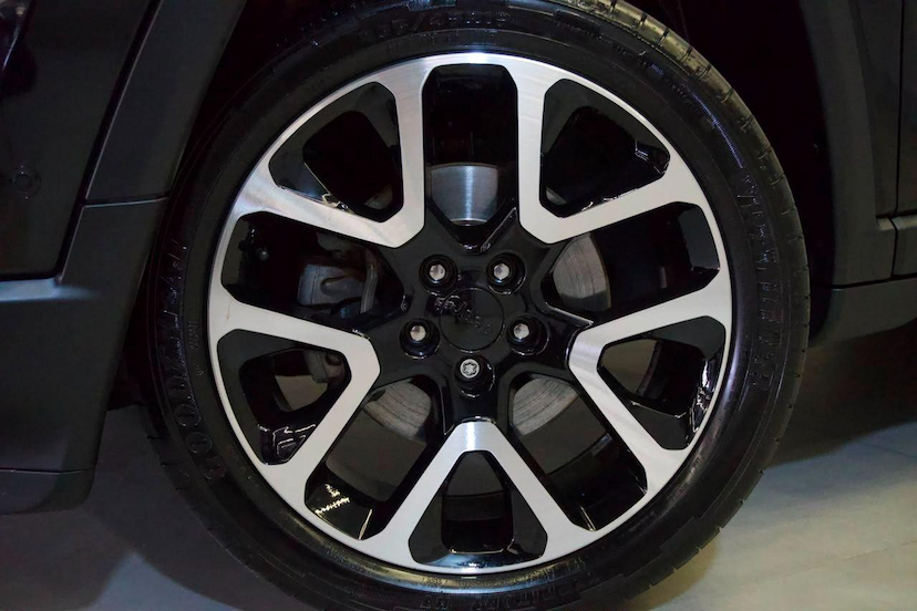 Foto do veículo JEEP COMPASS  LIMITED 2.0 4X2 FLEX 16V AUT 2021 60.400 KM 112.900,00