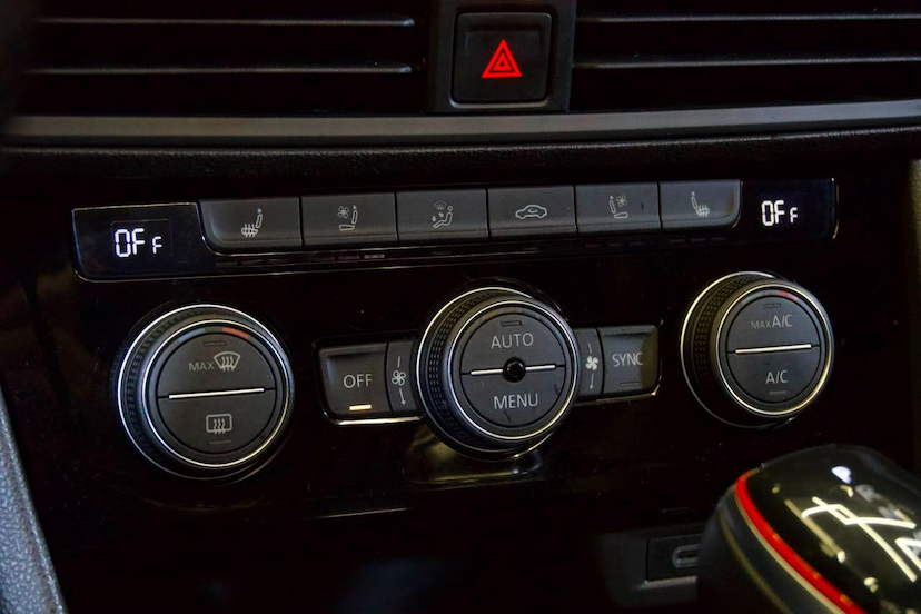 Foto do veículo VOLKSWAGEN JETTA  GLI 2023 26.460 KM 194.900,00