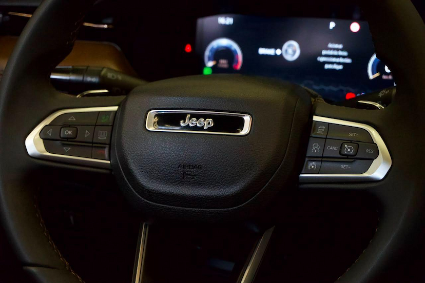 Foto do veículo JEEP COMPASS  LIMITED TD 2022 49.151 KM 146.900,00