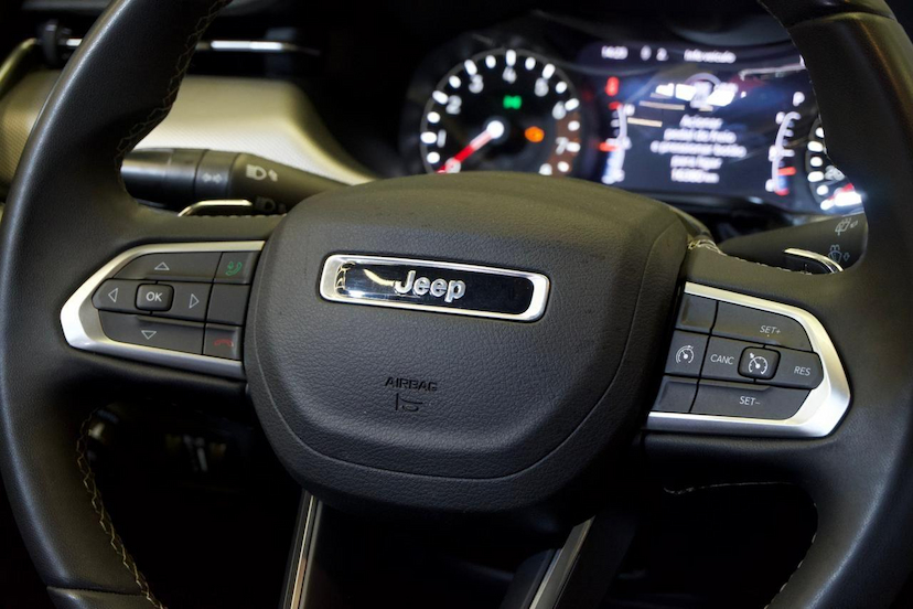 Foto do veículo JEEP COMPASS  LONG TF 2023 16.377 KM 134.900,00