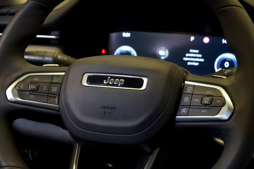 Foto do veículo JEEP COMPASS  LONG. NIG. EAGLE 1.3 4X2 FLEX AUT. 2025 14.002 KM 155.900,00