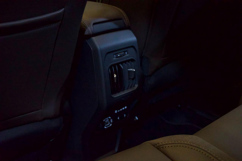 Foto do veículo JEEP COMMANDER  OVERL. 2.2 TD 4X4 DIESEL AUT. 2025 68 KM 236.900,00