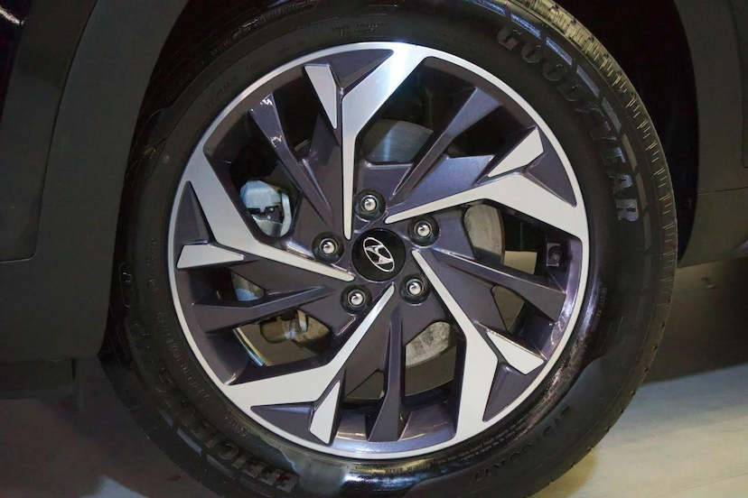 Foto do veículo HYUNDAI CRETA  1TA LIMITED 2024 28.449 KM 115.900,00