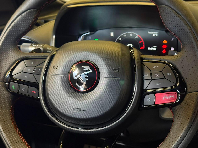 Foto do veículo FIAT FASTBACK  ABARTH 270 2025 8.000 KM 134.900,00