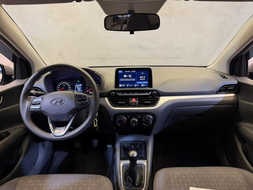 Foto do veículo HYUNDAI HB20S  1.0 CONFORT PLUS 12V FLEX 4P MANUAL 2023 74.000 KM 72.900,00