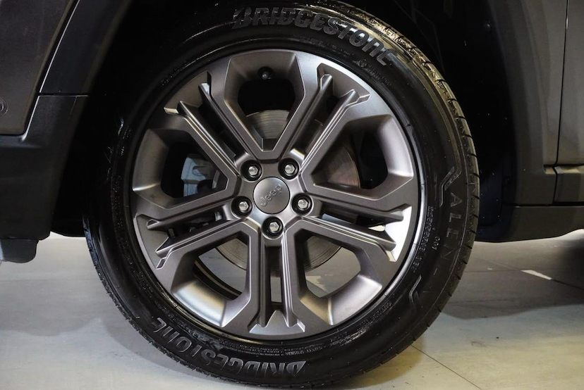 Foto do veículo JEEP COMPASS  T270 80 ANOS 1.3 TB 4X2 FLEX AUT 2022 61.500 KM 119.900,00