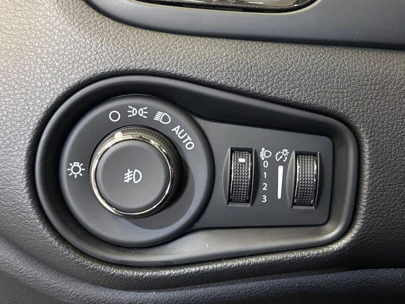 Foto do veículo JEEP RENEGADE  SAHARA 2025 21.229 KM 135.900,00