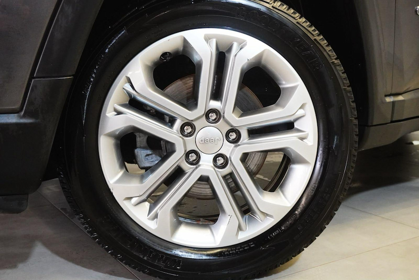 Foto do veículo JEEP COMPASS  LONG TF 2022 70.663 KM 117.900,00