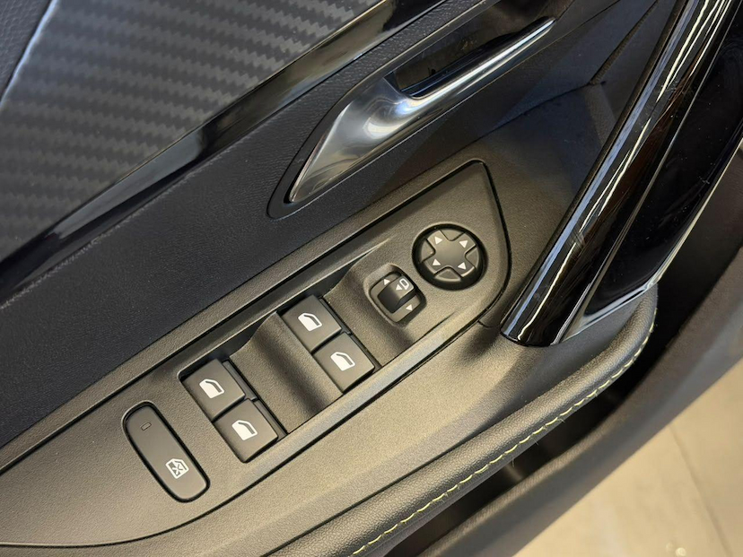Foto do veículo PEUGEOT 2008  GT T200 2025 19.451 KM 131.900,00