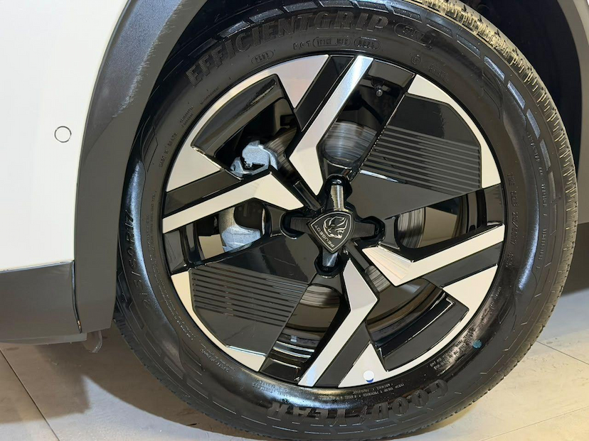 Foto do veículo PEUGEOT 2008  GT T200 2025 19.451 KM 131.900,00